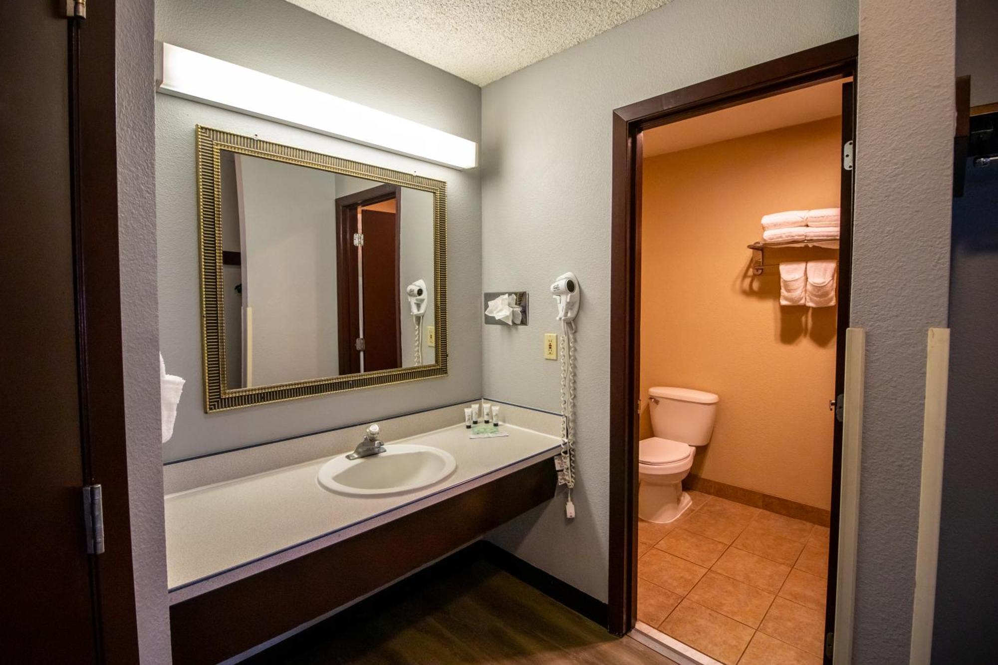 Red Lion Inn & Suites Vancouver Bagian luar foto