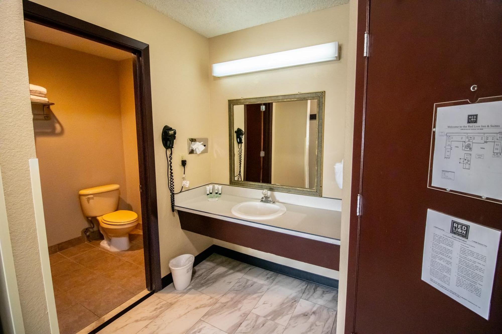 Red Lion Inn & Suites Vancouver Bagian luar foto