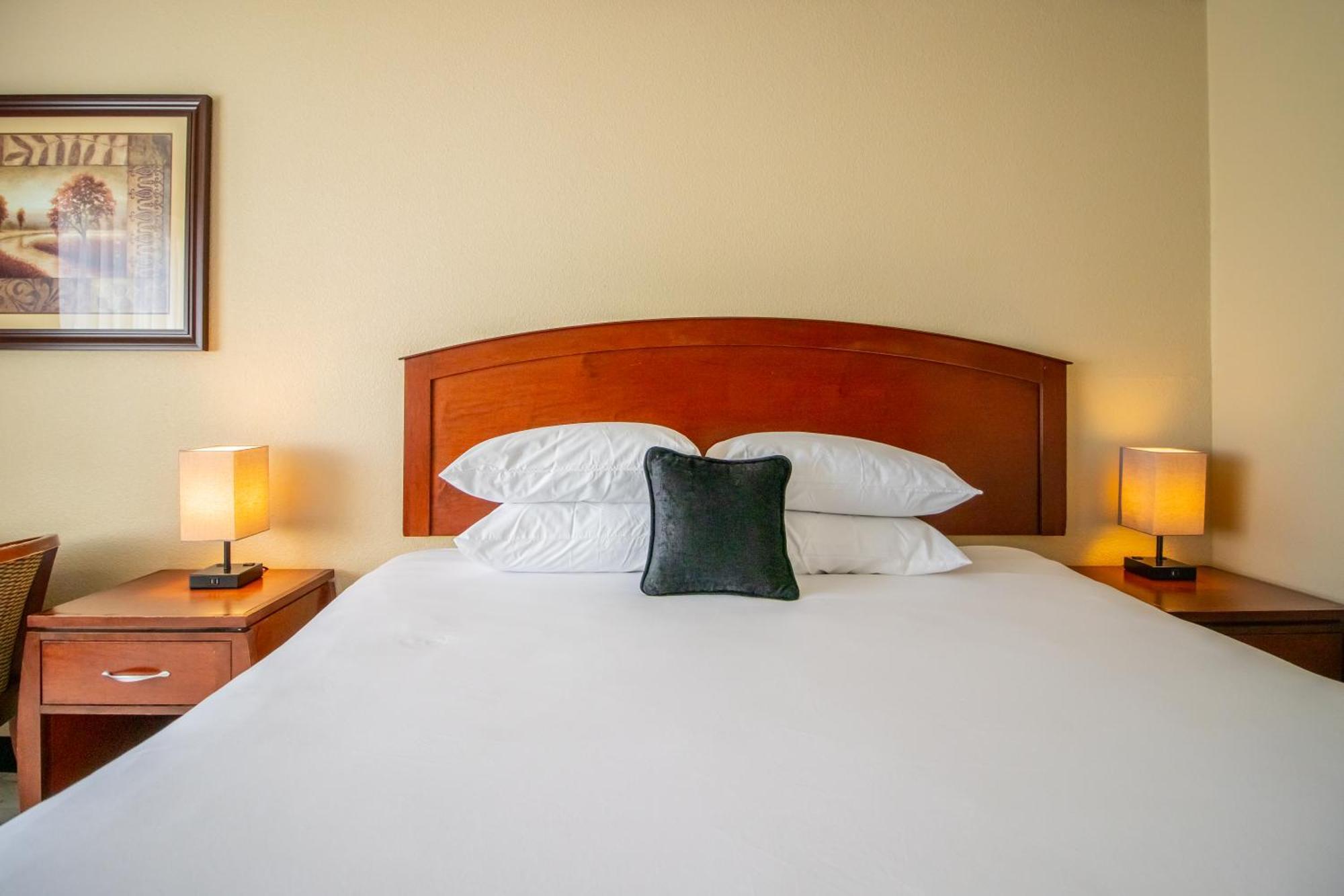 Red Lion Inn & Suites Vancouver Bagian luar foto