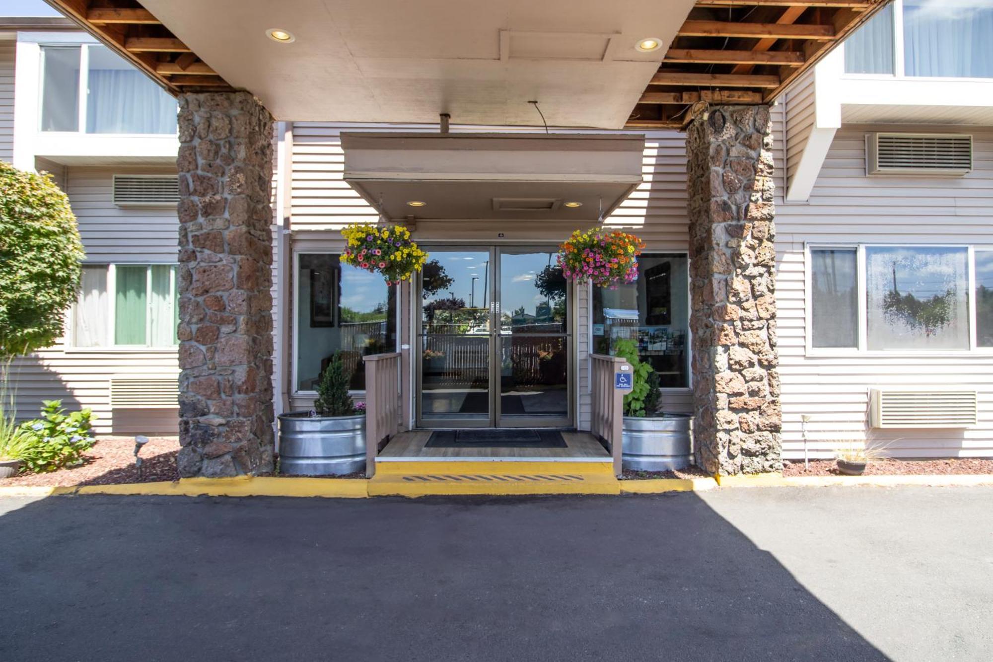 Red Lion Inn & Suites Vancouver Bagian luar foto